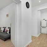 Five Bedroom For 12 In Center With Desk And Balcony By Renters