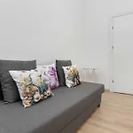 Five Bedroom For 12 In Center With Desk And Balcony By Renters *