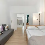 Five Bedroom For 12 In Center With Desk And Balcony By Renters Апартаменты *