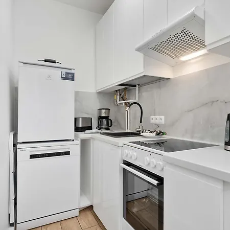 Five Bedroom For 12 In Gdansk Center With Desk And Balcony By Renters