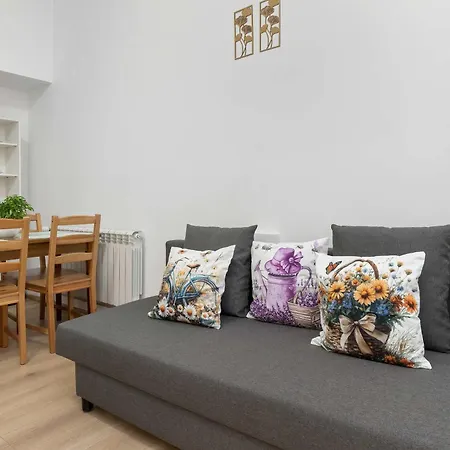 Five Bedroom For 12 In Gdansk Center With Desk And Balcony By Renters * Suchanino