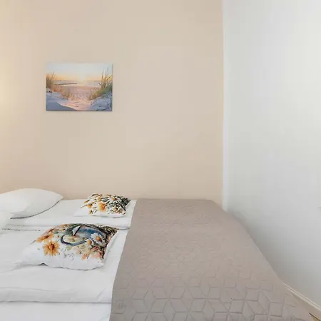 Appartement Five Bedroom For 12 In Gdansk Center With Desk And Balcony By Renters Suchanino