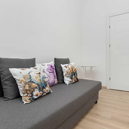 Five Bedroom For 12 In Gdansk Center With Desk And Balcony By Renters *