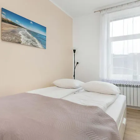 Five Bedroom For 12 In Center With Desk And Balcony By Renters