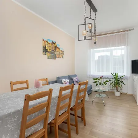 Five Bedroom For 12 In Gdansk Center With Desk And Balcony By Renters Gdańsk