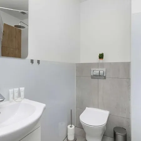 Five Bedroom For 12 In Center With Desk And Balcony By Renters * Danzig
