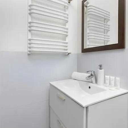 Five Bedroom For 12 In Gdansk Center With Desk And Balcony By Renters Appartement