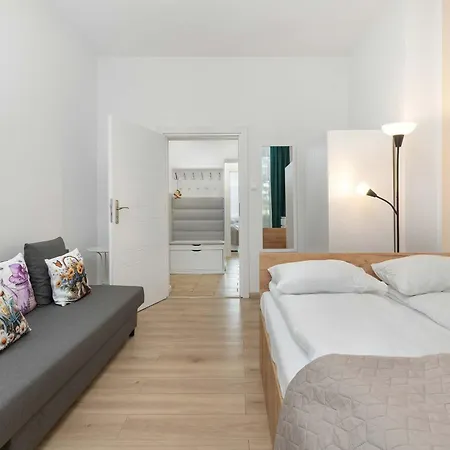 Five Bedroom For 12 In Gdansk Center With Desk And Balcony By Renters Appartement *