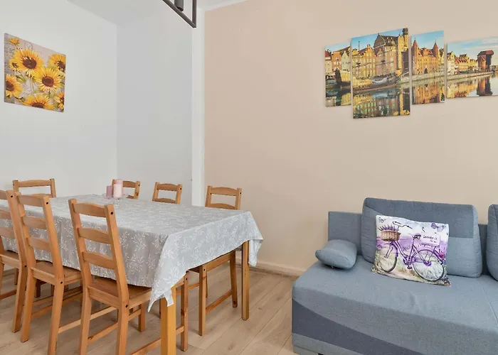 Five Bedroom For 12 In Gdansk Center With Desk And Balcony By Renters Gdańsk