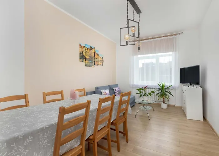 Five Bedroom For 12 In Gdansk Center With Desk And Balcony By Renters Gdańsk