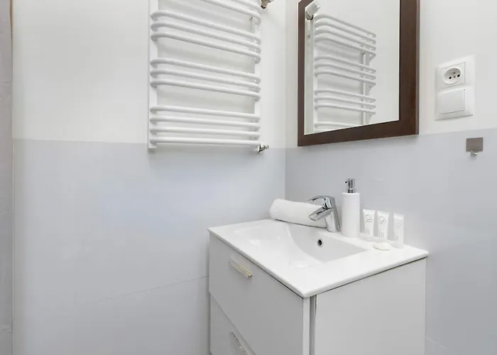 Five Bedroom For 12 In Gdansk Center With Desk And Balcony By Renters Apartment