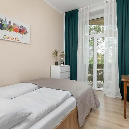 Five Bedroom For 12 In Center With Desk And Balcony By Renters * Gdańsk