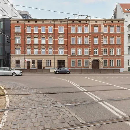 Five Bedroom For 12 In Center With Desk And Balcony By Renters Gdańsk